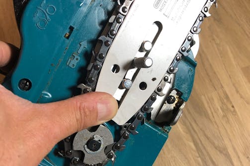 Kedjeslip: Håll fast svärdet med tummen, medan kedjan sätts på. Kedjeslip: Håll fast svärdet med tummen, medan kedjan sätts på.